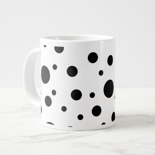 Schwarz auf weißem Polka-Dot-Muster Jumbo-Tasse (Vorderseite Links)