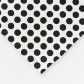 Schwarz auf weißen kleinen, horizontalen Polka-Pun Fleecedecke (Ecke)