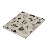 Schwarz & Beige Hand Dragezeichnetes Tattoo-Muster Fliese (Seite)