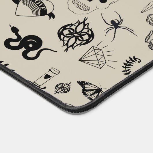 Schwarz & Beige Hand Dragezeichnetes Tattoo-Muster Schreibtischunterlage (Ecke)