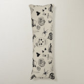 Schwarz & Beige Hand Dragezeichnetes Tattoo-Muster Seitenschläferkissen (Vorderseite Vertikal)