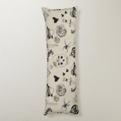 Schwarz & Beige Hand Dragezeichnetes Tattoo-Muster Seitenschläferkissen (Rückseite (Vertikal))