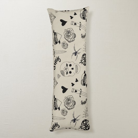 Schwarz & Beige Hand Dragezeichnetes Tattoo-Muster Seitenschläferkissen (Rückseite (Vertikal))