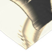 Schwarz-Beige-Schrott, zerstörte Bänder auf klarem Tischdecke (Schrägansicht)