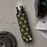Schwarz-Blau-Art-Deco-Muster Trinkflasche<br><div class="desc">Gold und Blau Art Deco Muster auf schwarzem Hintergrund.</div>