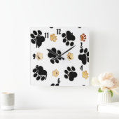 Schwarz-bräunliche Hundekuh, weiß gedruckt Quadratische Wanduhr (Zuhause)