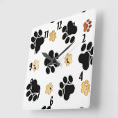 Schwarz-bräunliche Hundekuh, weiß gedruckt Quadratische Wanduhr (Winkel)