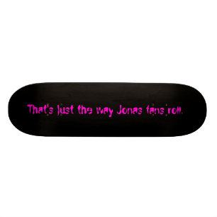 Schwarz, das ist nur die Art, wie Jonas Fans rolle Skateboard
