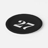 Schwarz des weißen Buchstabens mit Leerzeichen anp Pappteller (Schrägansicht)