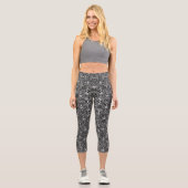 Schwarz + dunkles Silber Tribal-Muster Capri Leggings (Vorderseite)
