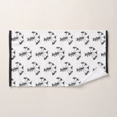 Schwarz-Flor-Wiederholung auf weißem Set (Handtuch)