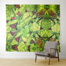 Schwarz-gelb gestrichene vulkanische Steinkonstruk