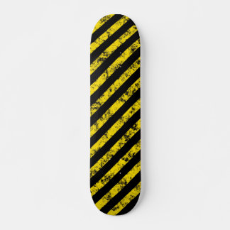 Schwarz-Gelb-Grunge-Vorsichtsstreifen-Muster Skateboard