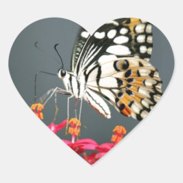 Schwarz-Gelb-Schmetterling auf rosa Blume Herz-Aufkleber