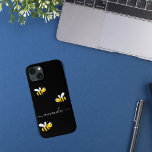 Schwarz-Gelbe Bienen Sommername Case-Mate iPhone Hülle<br><div class="desc">Die gelben und schwarzen Hummeln sind fröhlich und lächelnd. Ein schicker schwarzer Hintergrund. Personalisieren Sie Ihren Namen und fügen Sie ihn hinzu. Der Name ist mit einem modernen handgeschriebenen Stilskript geschrieben. Weiße Buchstaben. Um die Swashes behalten, löschen Sie nur den Beispielnamen, verließ die Leerzeichen oder Emoji's vor und nach dem...</div>