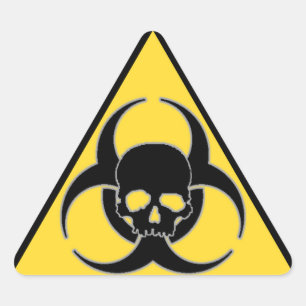 Schwarz-gelbes Biohazard-Symbol und Totenkopf Dreieckiger Aufkleber
