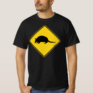 Schwarz-gelbes Gürteltier überquert Straßenschild T-Shirt