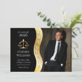 Schwarz | Gold Graduate Wave Law Justice Grad Ankündigung (Stehend Vorderseite)