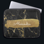 Schwarz-Gold-Marmor mit Goldfolie und Glitzer Laptopschutzhülle<br><div class="desc">Schwarz-Gold Marmor mit Gold Foil und Glitzer Elegant Monogram Name Sleeve. Diese Hülle kann auf Ihren Vornamen angepasst werden.</div>