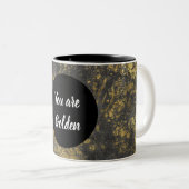 Schwarz-Gold-Marmor Sie sind golden Zweifarbige Tasse (VorderseiteRechts)