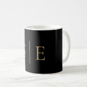 Schwarz-Gold-Monogramm Minimalistisch Kaffeetasse (VorderseiteRechts)
