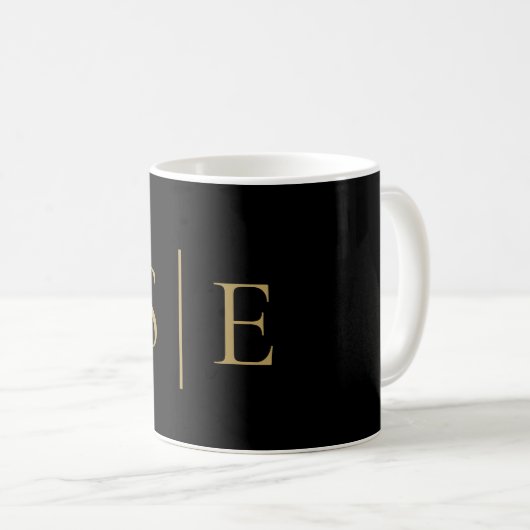 Schwarz-Gold-Monogramm Minimalistisch Kaffeetasse (VorderseiteRechts)