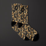 Schwarz-Gold-Monogramm Socken<br><div class="desc">Mit unseren Black and Gold Monogram Socken erhalten Sie einen zeitlosen Look. Die Kombination aus Schwarz und Gold schafft ein elegantes und luxuriöses Aussehen. Verpassen Sie nicht die Gelegenheit, es mit unserer passenden Halsbinde für ein komplettes Outfit zu kombinieren.</div>