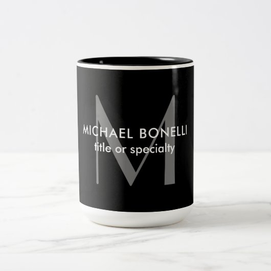 Schwarz-Grau-Monogramm Moderne Minimalistische Vor Zweifarbige Tasse (Mittel)