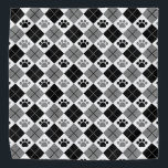 Schwarz/Grau Raute Druckmuster Halstuch<br><div class="desc">Die stilvolle Schwarz-, Grau- und Weiß-Raute mit ihren hübschen Pfotendrucken verbindet Eleganz mit dem von Haustieren inspiriert Charme. Dieses auffällige Design verbindet die klassische Raute mit spielerischen Pfotendrucken und schafft so ein einzigartiges und modisches Aussehen. Das Muster der Raute strahlt eine zeitlose und raffinierte Ästhetik aus, während die skurrilen Pfotendrucke...</div>