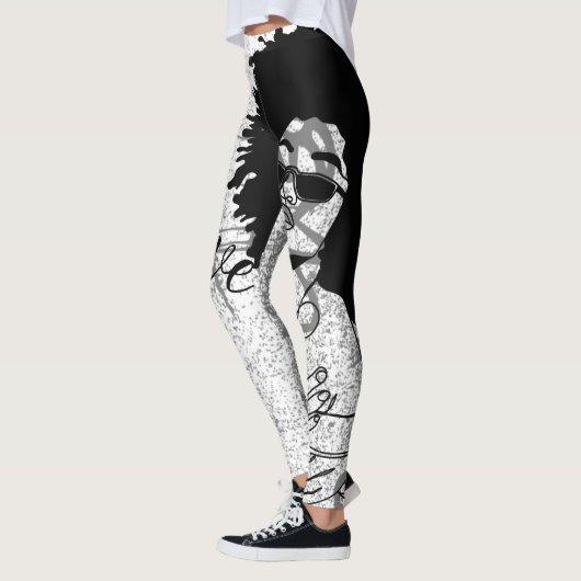 Schwarz, Grau und Graffiti in Leggings (Links)