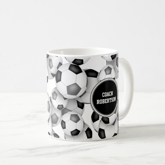 Schwarz graue Fußballbälle Mannschaftsfarben Train Kaffeetasse (VorderseiteRechts)