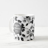 Schwarz graue Fußballbälle Mannschaftsfarben Train Kaffeetasse (Vorderseite Links)