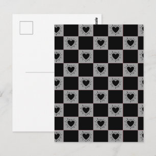 Schwarz-graue Schachbrettfliese mit Herzen-Muster Postkarte