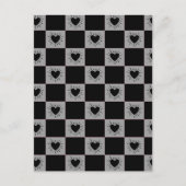 Schwarz-graue Schachbrettfliese mit Herzen-Muster Postkarte (Vorderseite)