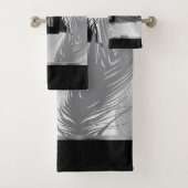 Schwarz-Graues Federmuster mit Monogramm Badhandtuch Set (Insitu)