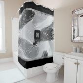 Schwarz-Graues Federmuster mit Monogramm Duschvorhang (Beispiel)