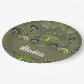 Schwarz-grüne Pilzmuster Pappteller (Schrägansicht)