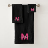 Schwarz Heiß rosa Modern Script Name Monogram Badhandtuch Set (Insitu)
