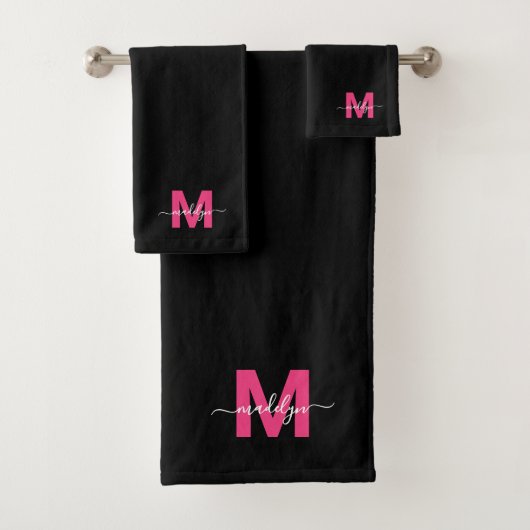 Schwarz Heiß rosa Modern Script Name Monogram Badhandtuch Set (Insitu)