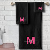 Schwarz Heiß rosa Modern Script Name Monogram Badhandtuch Set
