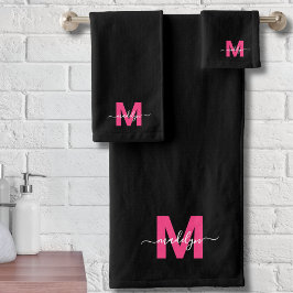 Schwarz Heiß rosa Modern Script Name Monogram Badhandtuch Set