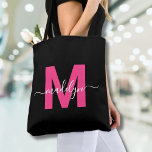 Schwarz Heiß rosa Modern Script Name Monogram Tasche<br><div class="desc">Personalisierte elegante Schwarz und Magenta Hot Pink Trendy Moderne Script Name Monogram Tote Bag. Mit dieser schicken Tasche können Sie Ihren Alltag mit einer Touch Spaß und Glamour bereichern. Diese Tasche mit einem kühnen magentafarbenen, rosafarbenen, rosafarbenen, schwarzen Hintergrund und einem gepflegten, modernen Design auf beiden Seiten verbindet Eleganz mit einem...</div>