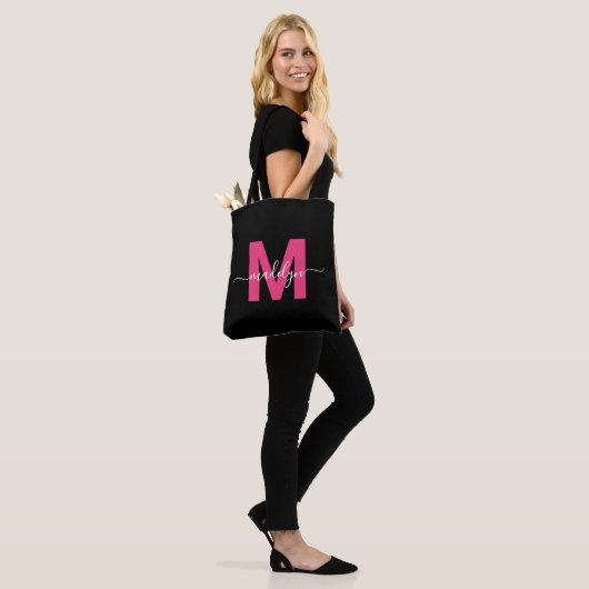 Schwarz Heiß rosa Modern Script Name Monogram Tasche (Am Model)
