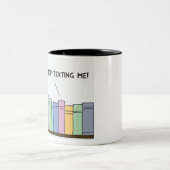 Schwarz in der virtuellen Bibliothek gesimst Zweifarbige Tasse (Mittel)