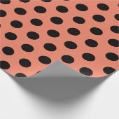 Schwarz-Lachs Pink Polka Dot Wrapping Paper Geschenkpapier (Ecke)
