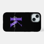 Schwarz-Lila-Script-Monogramm iPhone 15 Hülle (Rückseite (Horizontal))