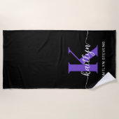 Schwarz-Lila-Script-Monogramm Strandtuch (Vorderseite)