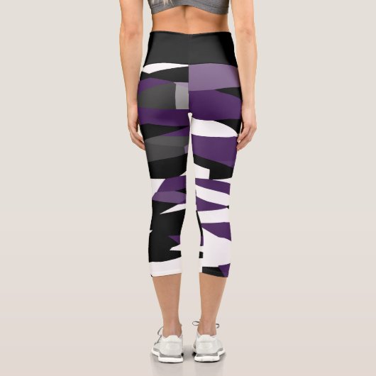 Schwarz, lila und weiß, abstrakt capri leggings (Rückseite)