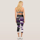 Schwarz, lila und weiß, abstrakt capri leggings (Rückseite)