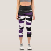 Schwarz, lila und weiß, abstrakt capri leggings (Vorderseite)